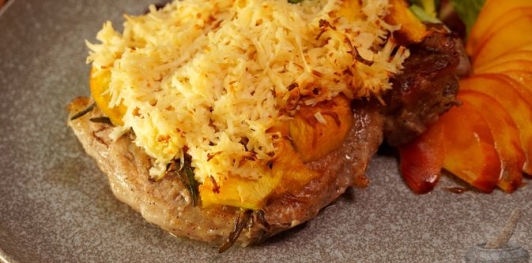 Свиная корейка с сыром и персиками, в духовке