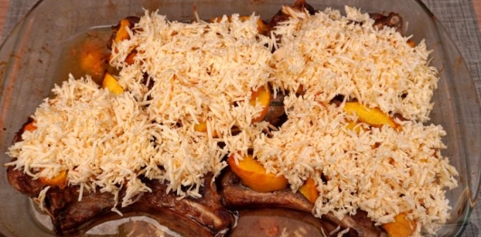 Свиная корейка с сыром и персиками, в духовке