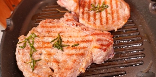 Свиная корейка с сыром и персиками, в духовке
