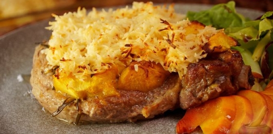 Свиная корейка с сыром и персиками, в духовке