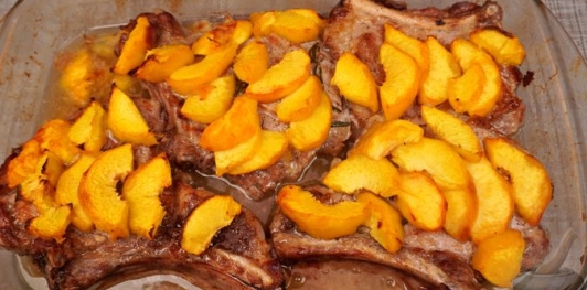 Свиная корейка с сыром и персиками, в духовке
