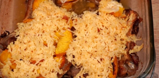 Свиная корейка с сыром и персиками, в духовке