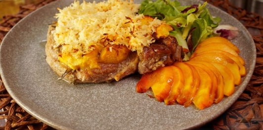 Свиная корейка с сыром и персиками, в духовке