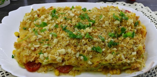 Запеканка из кабачков с помидорами, кукурузой и сыром