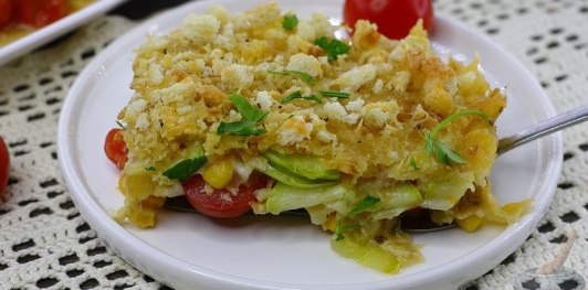 Запеканка из кабачков с помидорами, кукурузой и сыром