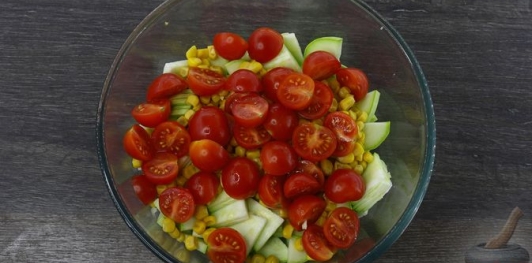 Запеканка из кабачков с помидорами, кукурузой и сыром