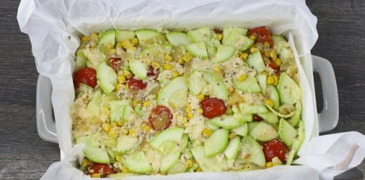 Запеканка из кабачков с помидорами, кукурузой и сыром