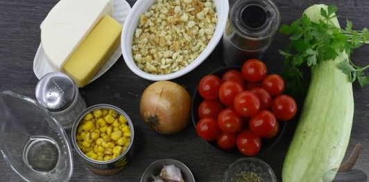 Запеканка из кабачков с помидорами, кукурузой и сыром