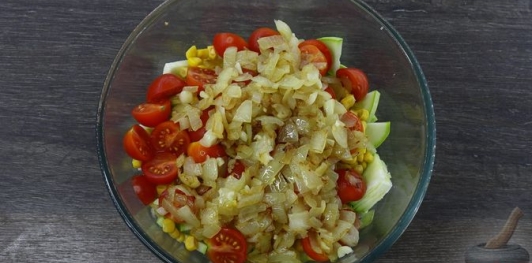 Запеканка из кабачков с помидорами, кукурузой и сыром