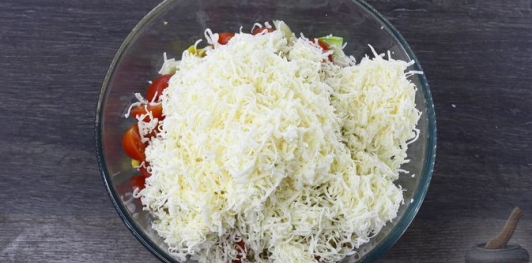 Запеканка из кабачков с помидорами, кукурузой и сыром