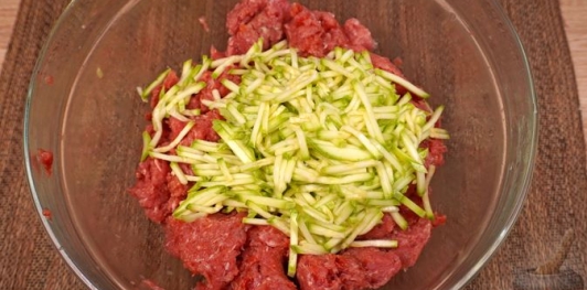 Запеканка из мясного фарша с кабачками
