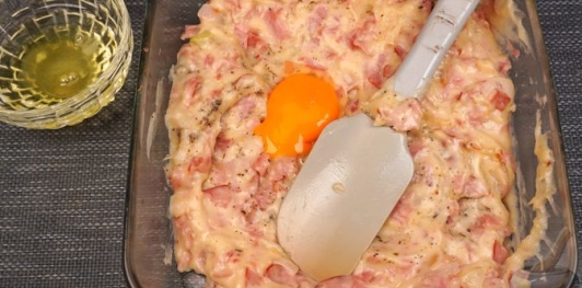 Жареные заварные пирожки-конвертики с ветчинно-луковым бешамелем