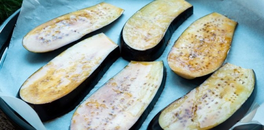 Баклажаны с фаршем, помидорами и сыром, в духовке