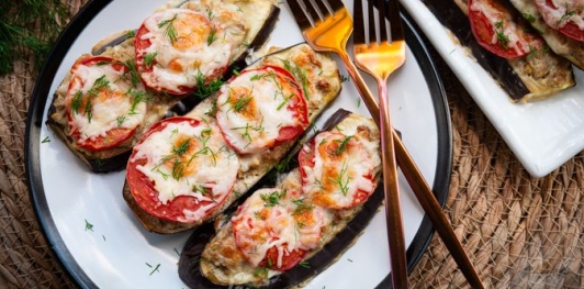 Баклажаны с фаршем, помидорами и сыром, в духовке