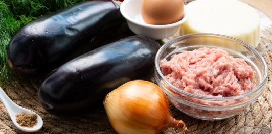 Баклажаны с фаршем, помидорами и сыром, в духовке