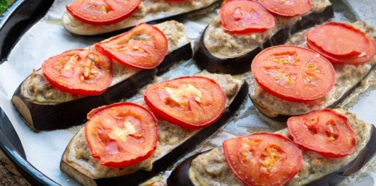 Баклажаны с фаршем, помидорами и сыром, в духовке