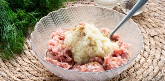 Баклажаны с фаршем, помидорами и сыром, в духовке