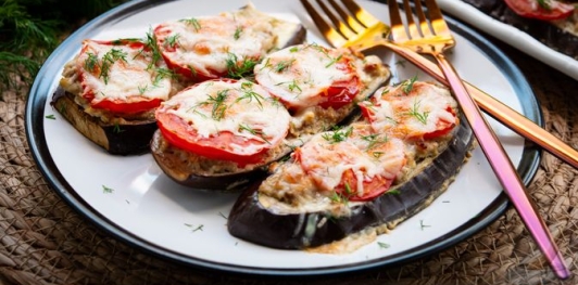 Баклажаны с фаршем, помидорами и сыром, в духовке