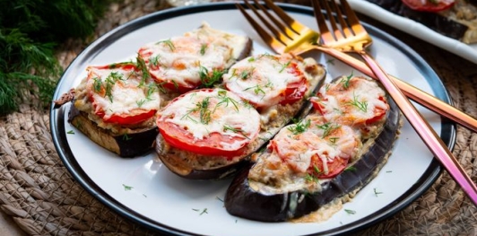 Баклажаны с фаршем, помидорами и сыром, в духовке