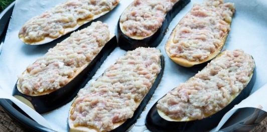 Баклажаны с фаршем, помидорами и сыром, в духовке