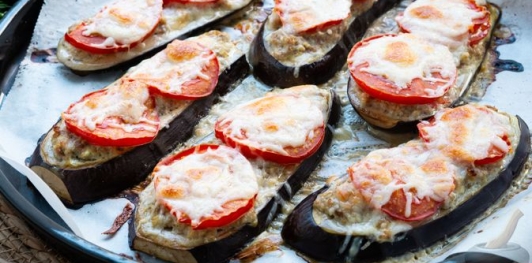 Баклажаны с фаршем, помидорами и сыром, в духовке
