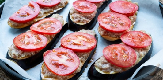 Баклажаны с фаршем, помидорами и сыром, в духовке
