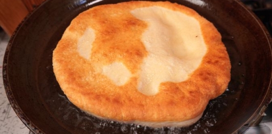 Балатонский лангош (дрожжевая жареная лепёшка)