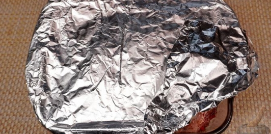 Бараньи рёбрышки, запечённые с помидорами и перцем под острым соусом