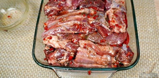 Бараньи рёбрышки, запечённые с помидорами и перцем под острым соусом