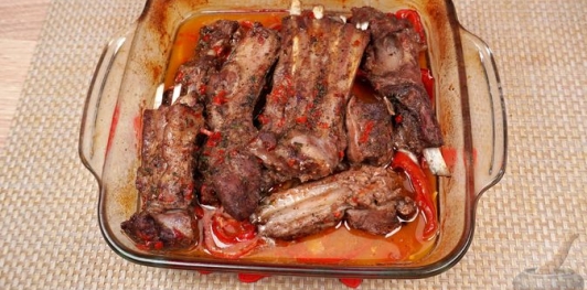 Бараньи рёбрышки, запечённые с помидорами и перцем под острым соусом