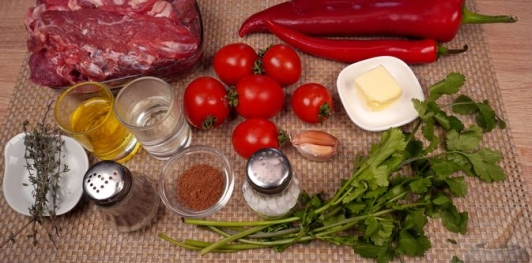 Бараньи рёбрышки, запечённые с помидорами и перцем под острым соусом