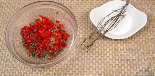 Бараньи рёбрышки, запечённые с помидорами и перцем под острым соусом