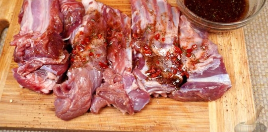 Бараньи рёбрышки, запечённые с помидорами и перцем под острым соусом