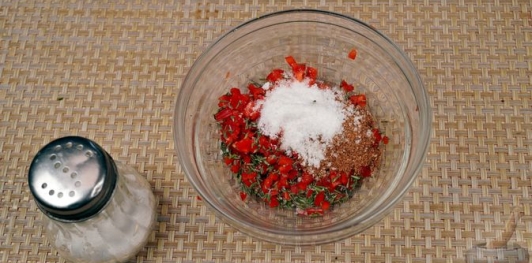 Бараньи рёбрышки, запечённые с помидорами и перцем под острым соусом