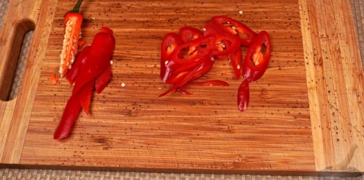 Бараньи рёбрышки, запечённые с помидорами и перцем под острым соусом