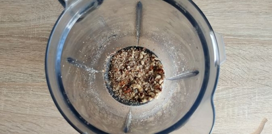 Бисквитный пирог с шоколадной пропиткой и орехами