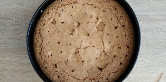 Бисквитный пирог с шоколадной пропиткой и орехами