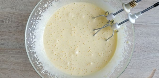 Бисквитный пирог с шоколадной пропиткой и орехами