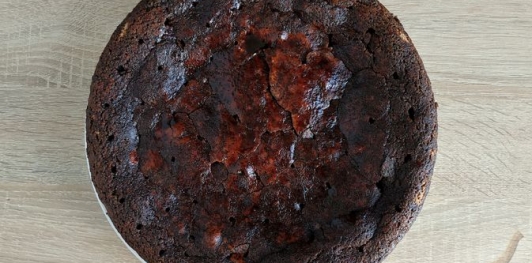 Бисквитный пирог с шоколадной пропиткой и орехами