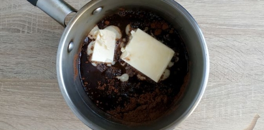 Бисквитный пирог с шоколадной пропиткой и орехами
