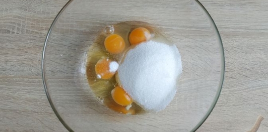Бисквитный пирог с шоколадной пропиткой и орехами