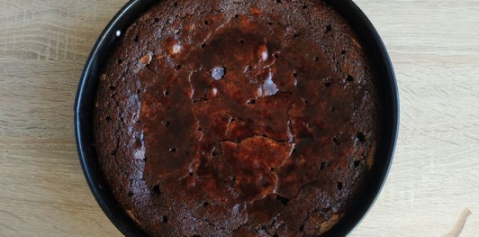 Бисквитный пирог с шоколадной пропиткой и орехами