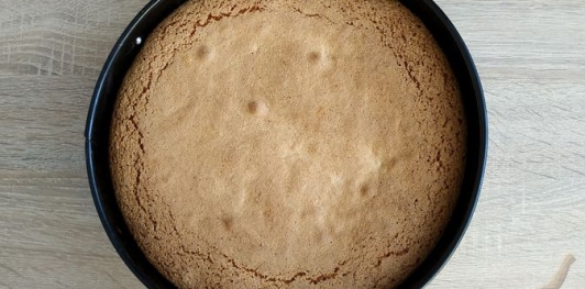 Бисквитный пирог с шоколадной пропиткой и орехами