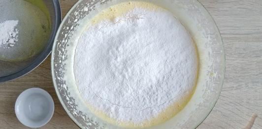 Бисквитный пирог с шоколадной пропиткой и орехами