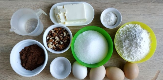 Бисквитный пирог с шоколадной пропиткой и орехами