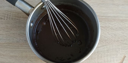 Бисквитный пирог с шоколадной пропиткой и орехами