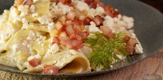 Домашняя лапша с творогом и беконом (Турошчуса)