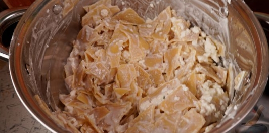 Домашняя лапша с творогом и беконом (Турошчуса)