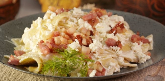 Домашняя лапша с творогом и беконом (Турошчуса)