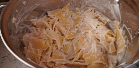 Домашняя лапша с творогом и беконом (Турошчуса)